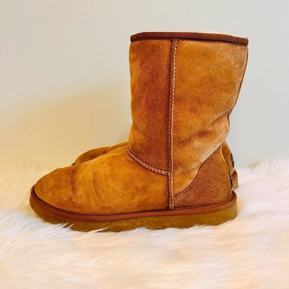 UGG Best Seller Cozy Warm Chestnut Brown Classic Short ll Boots! 🔥 - Picture 4 of 9